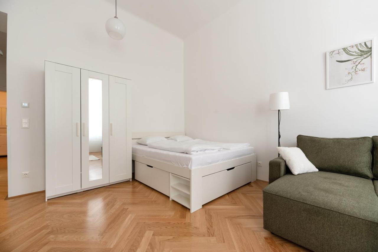 Zwischen Schoenbrunn Und Zentrum, Neues In Gruenruhelage Bei Schoenbrunn Apartment Wien