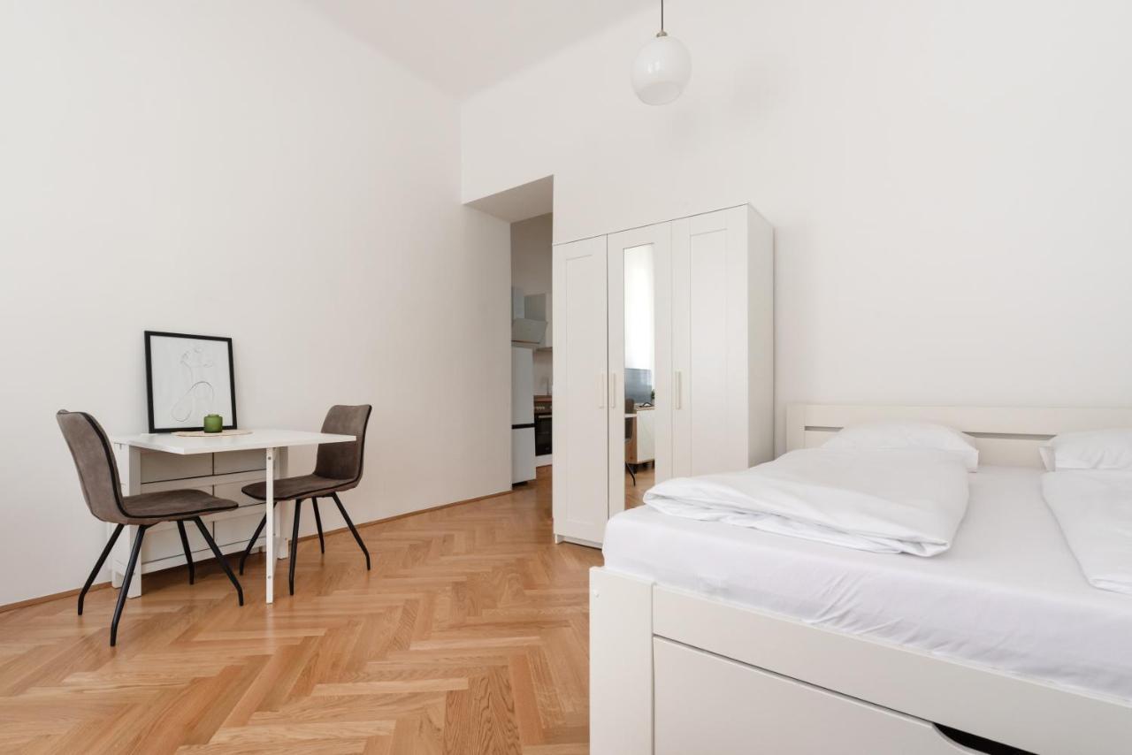 Zwischen Schoenbrunn Und Zentrum, Neues In Gruenruhelage Bei Schoenbrunn Appartement